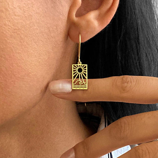 925 Ayar Gümüş Güneş ve Dalga Küpe: Altın Kaplama Minimalist Sallantılı Doğal Tasarım - Lisen Aksesuar