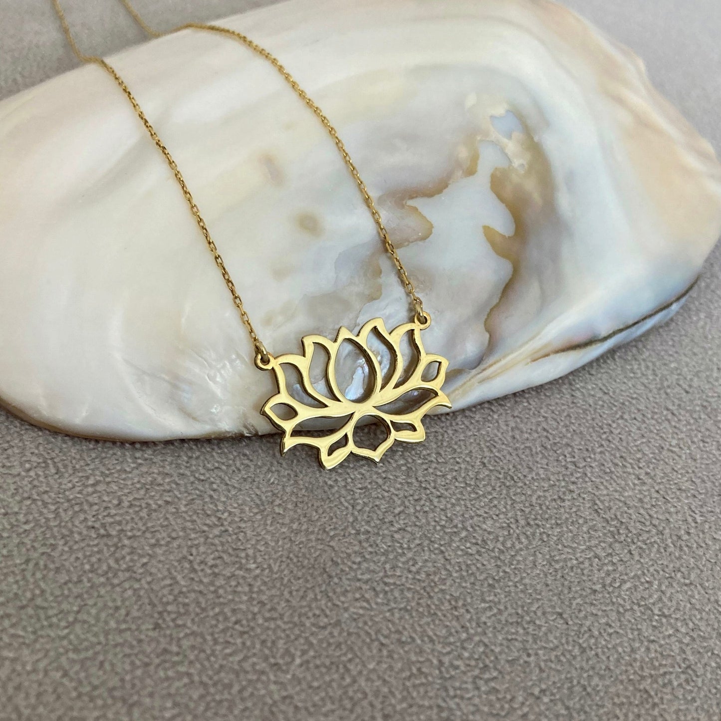 Altın Kaplama Lotus Çiçeği Kolye | Minimalist Zarif Takı - Lisen Jewelry