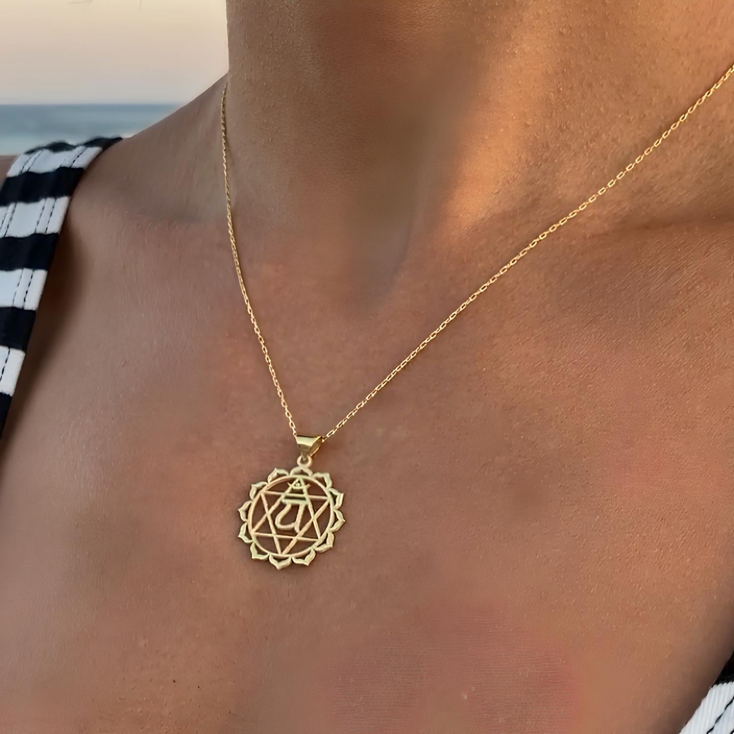 14 Ayar Altın Kaplama Kalp Çakrası Madalyon Kolye: Anahata Kutsal Geometri Takısı - Lisen Aksesuar