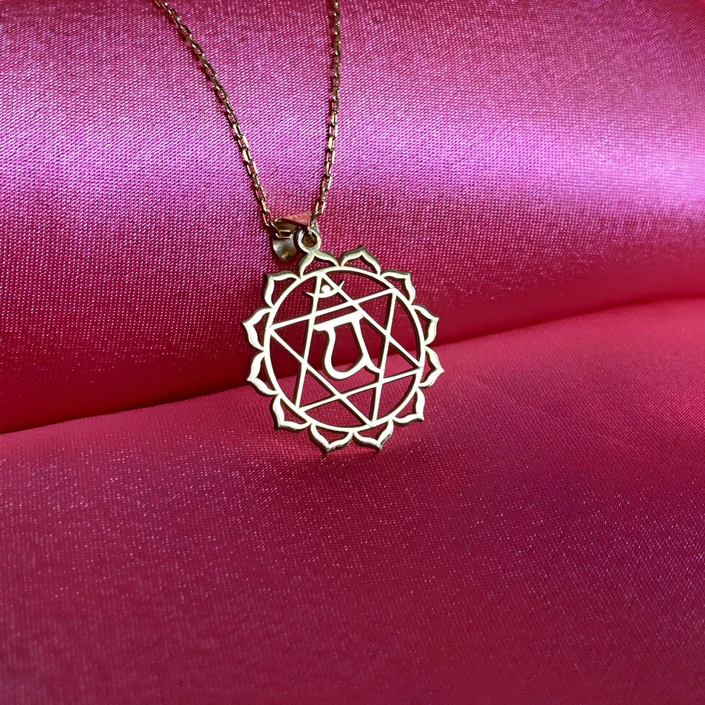 14 Ayar Altın Kaplama Kalp Çakrası Madalyon Kolye: Anahata Kutsal Geometri Takısı - Lisen Aksesuar