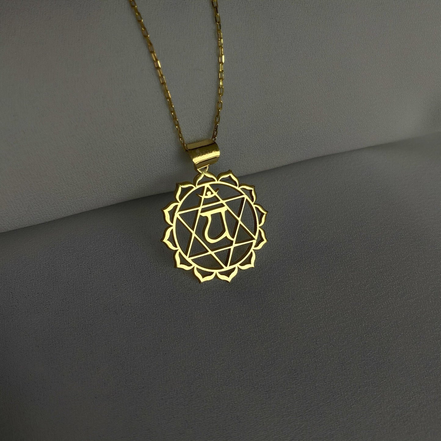 14 Ayar Altın Kaplama Kalp Çakrası Madalyon Kolye: Anahata Kutsal Geometri Takısı - Lisen Aksesuar