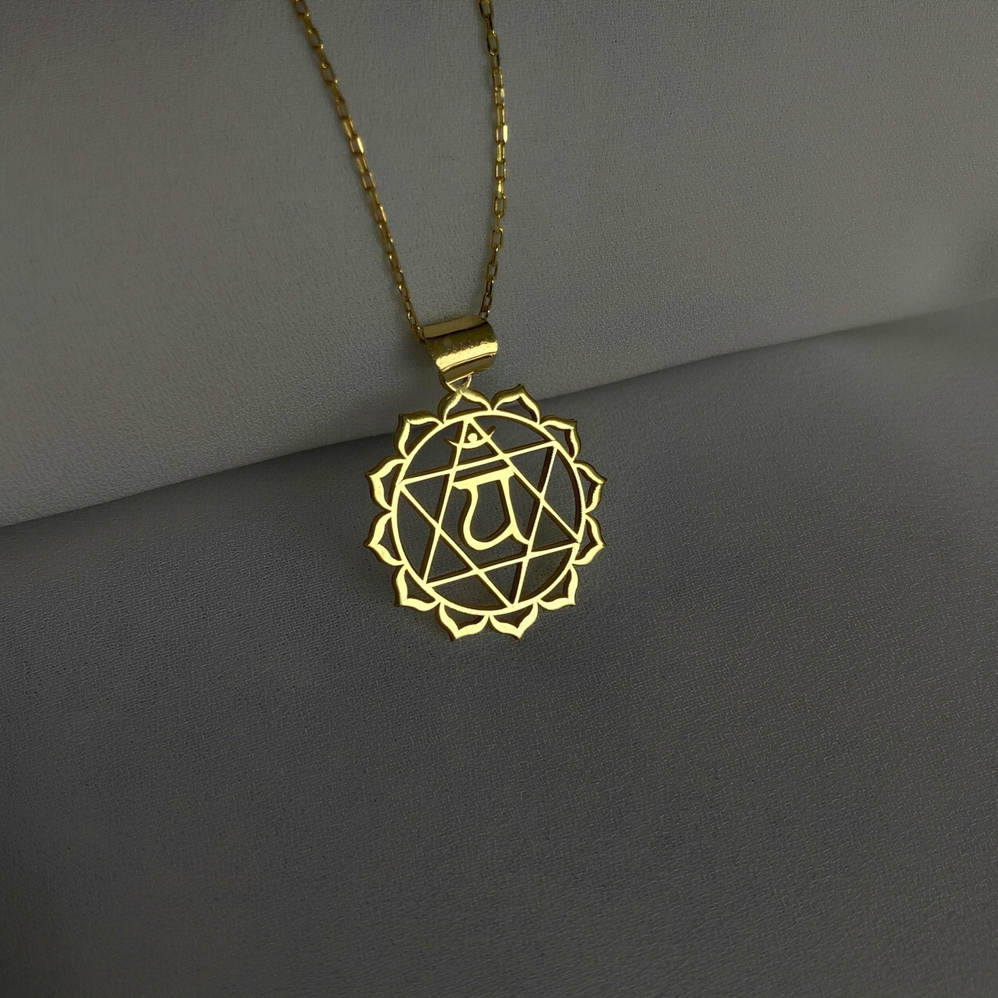 14 Ayar Altın Kaplama Kalp Çakrası Madalyon Kolye: Anahata Kutsal Geometri Takısı - Lisen Aksesuar