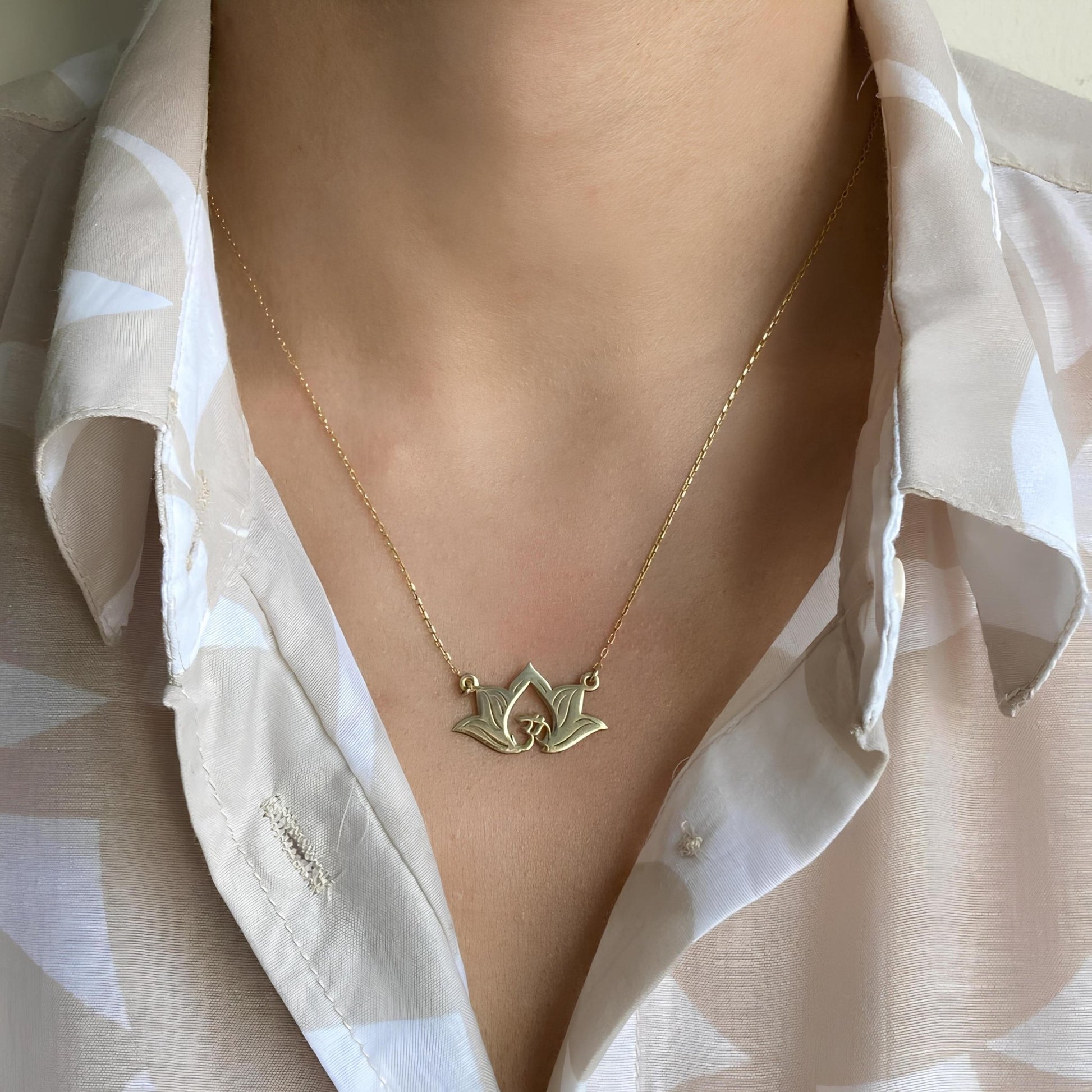 14 Ayar Altın Kaplama Lotus Om Kolye: 925 Ayar Gümüş Spiritüel Takı - Lisen Aksesuar