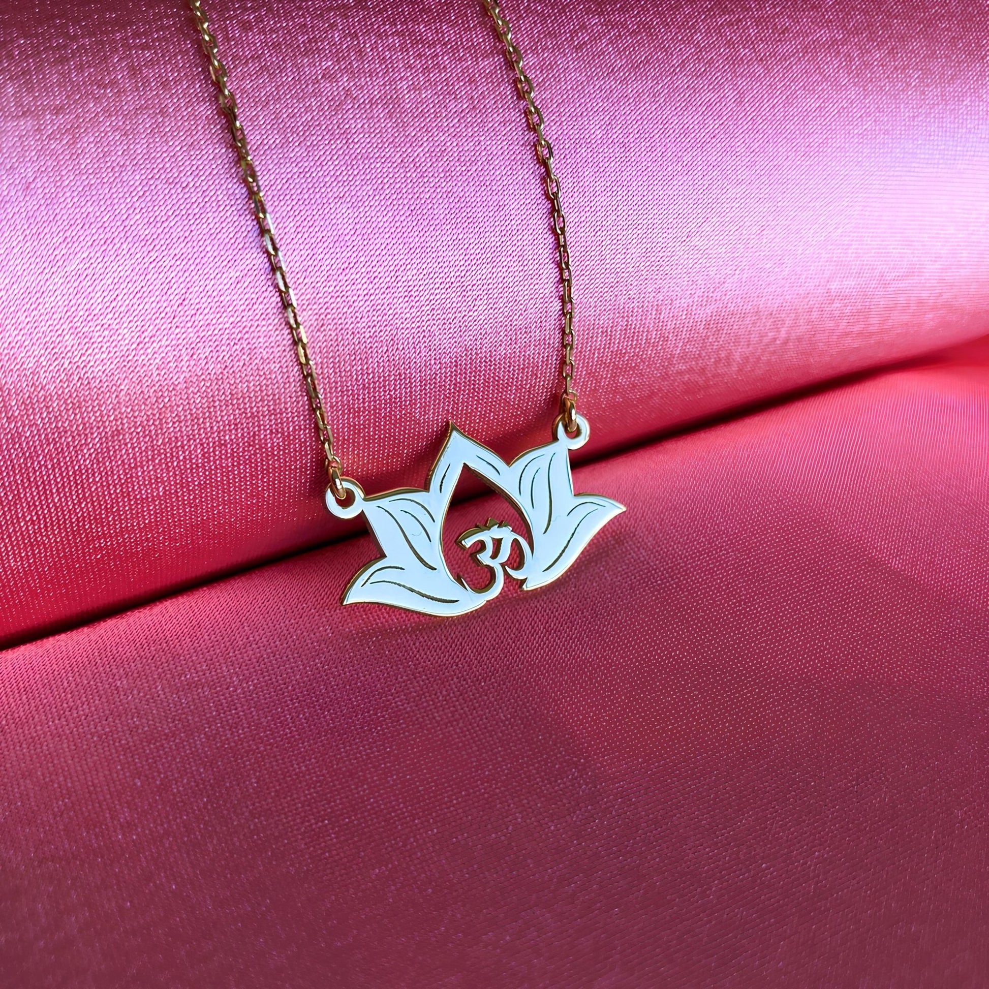 14 Ayar Altın Kaplama Lotus Om Kolye: 925 Ayar Gümüş Spiritüel Takı - Lisen Aksesuar