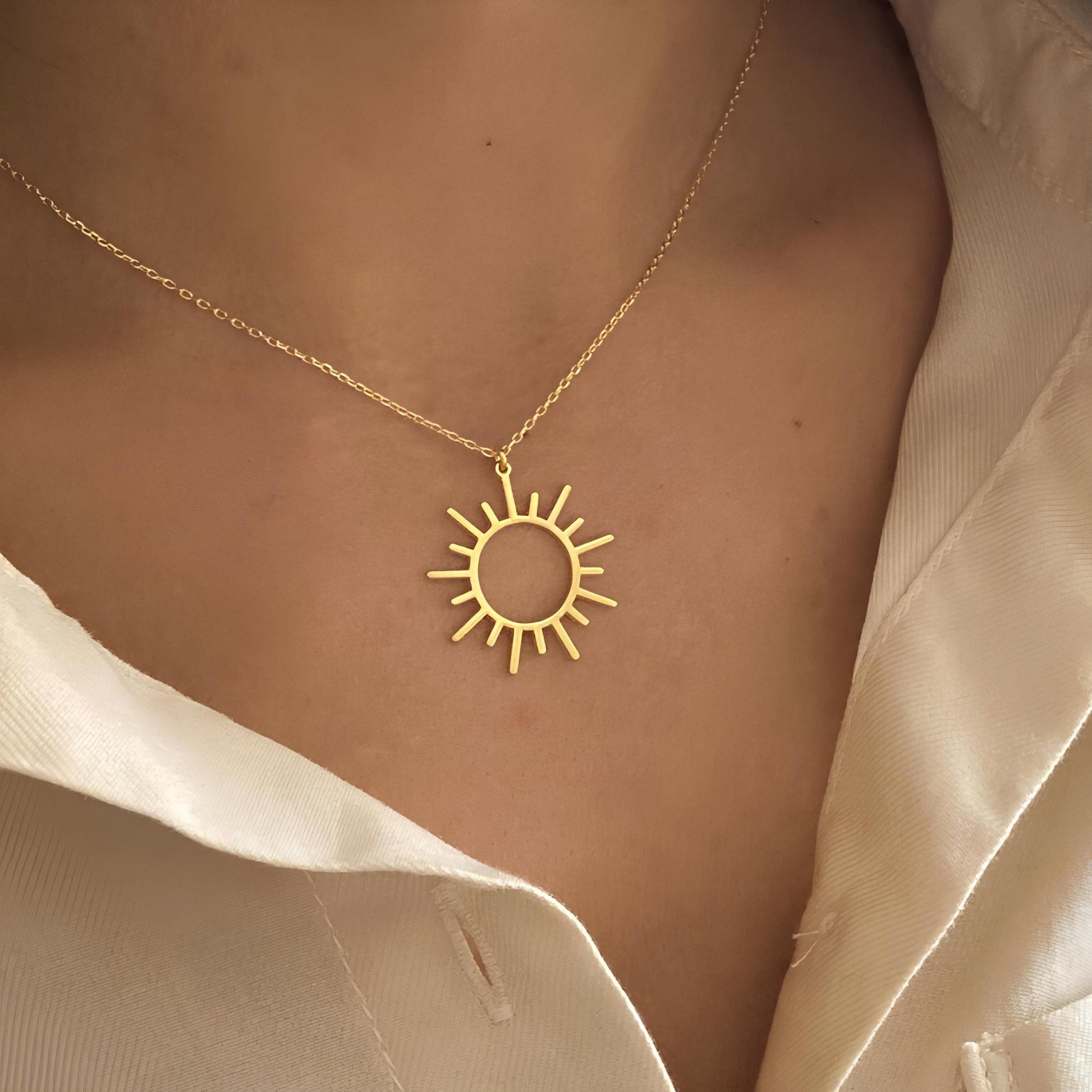14 Ayar Altın Kaplama Minimalist Güneş Kolyesi: 925 Ayar Gümüş Zarif Güneş Işını Kolye Ucu - Lisen Aksesuar