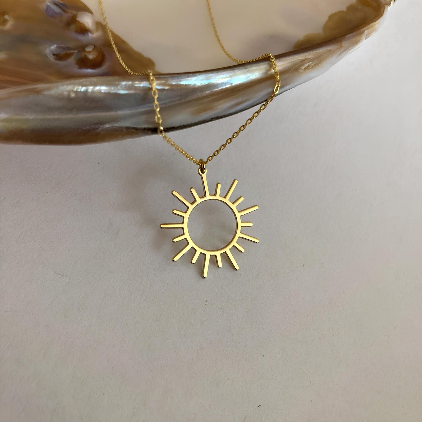 14 Ayar Altın Kaplama Minimalist Güneş Kolyesi: 925 Ayar Gümüş Zarif Güneş Işını Kolye Ucu - Lisen Aksesuar
