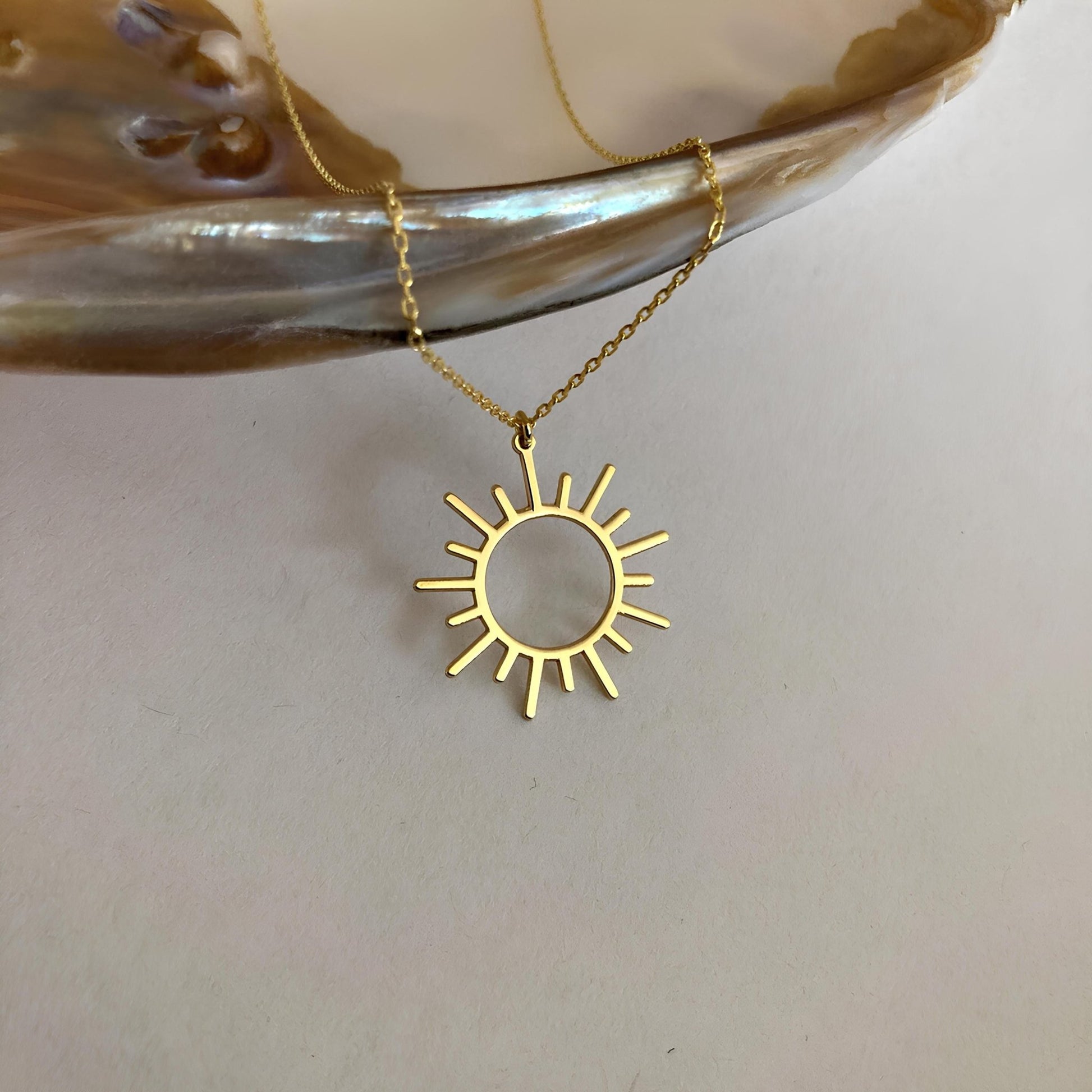 14 Ayar Altın Kaplama Minimalist Güneş Kolyesi: 925 Ayar Gümüş Zarif Güneş Işını Kolye Ucu - Lisen Aksesuar