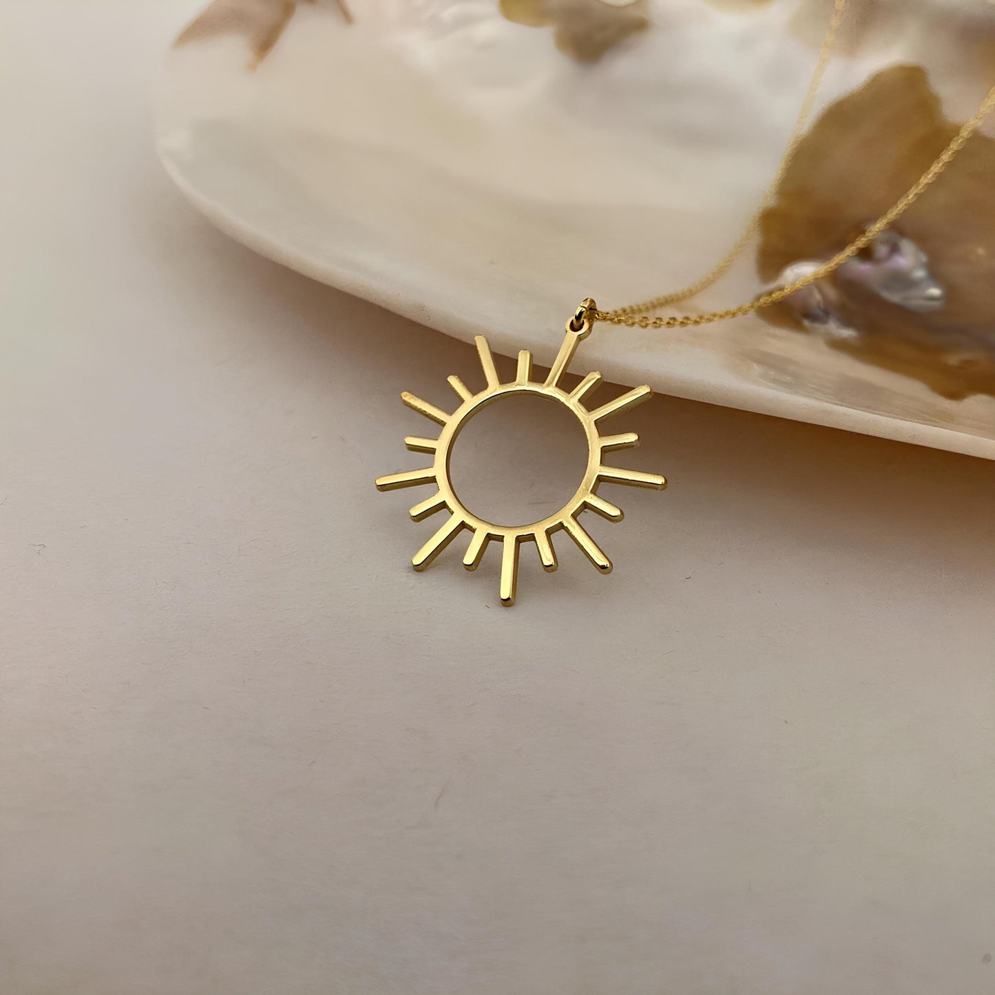 14 Ayar Altın Kaplama Minimalist Güneş Kolyesi: 925 Ayar Gümüş Zarif Güneş Işını Kolye Ucu - Lisen Aksesuar