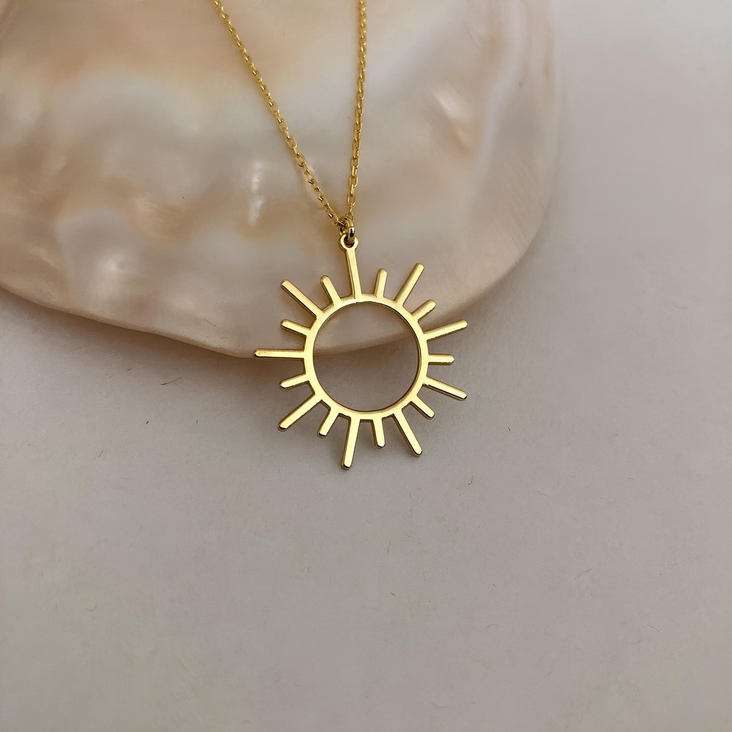 14 Ayar Altın Kaplama Minimalist Güneş Kolyesi: 925 Ayar Gümüş Zarif Güneş Işını Kolye Ucu - Lisen Aksesuar
