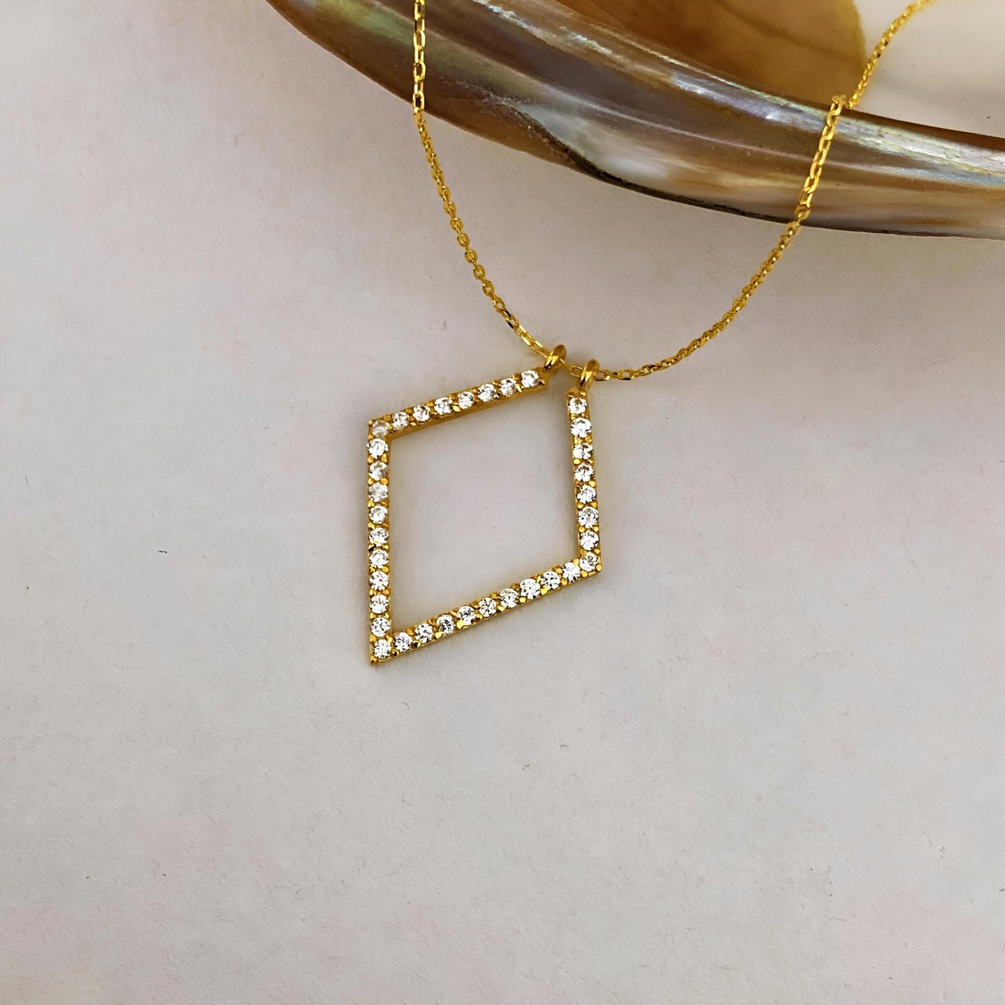 925 Ayar Gümüş ve Altın Kaplama: Pavé Elmas Şekilli Yüzük Tutucu Kolye - Lisen Aksesuar