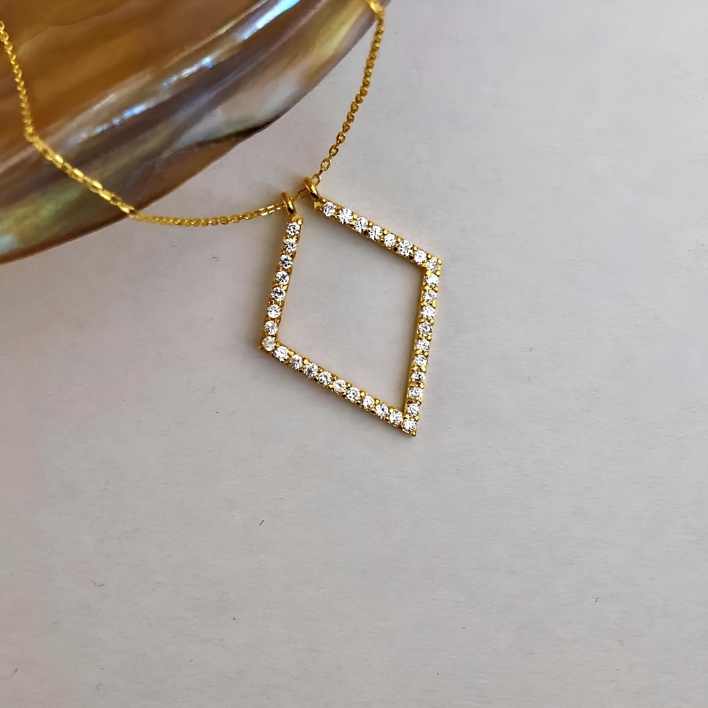 925 Ayar Gümüş ve Altın Kaplama: Pavé Elmas Şekilli Yüzük Tutucu Kolye - Lisen Aksesuar