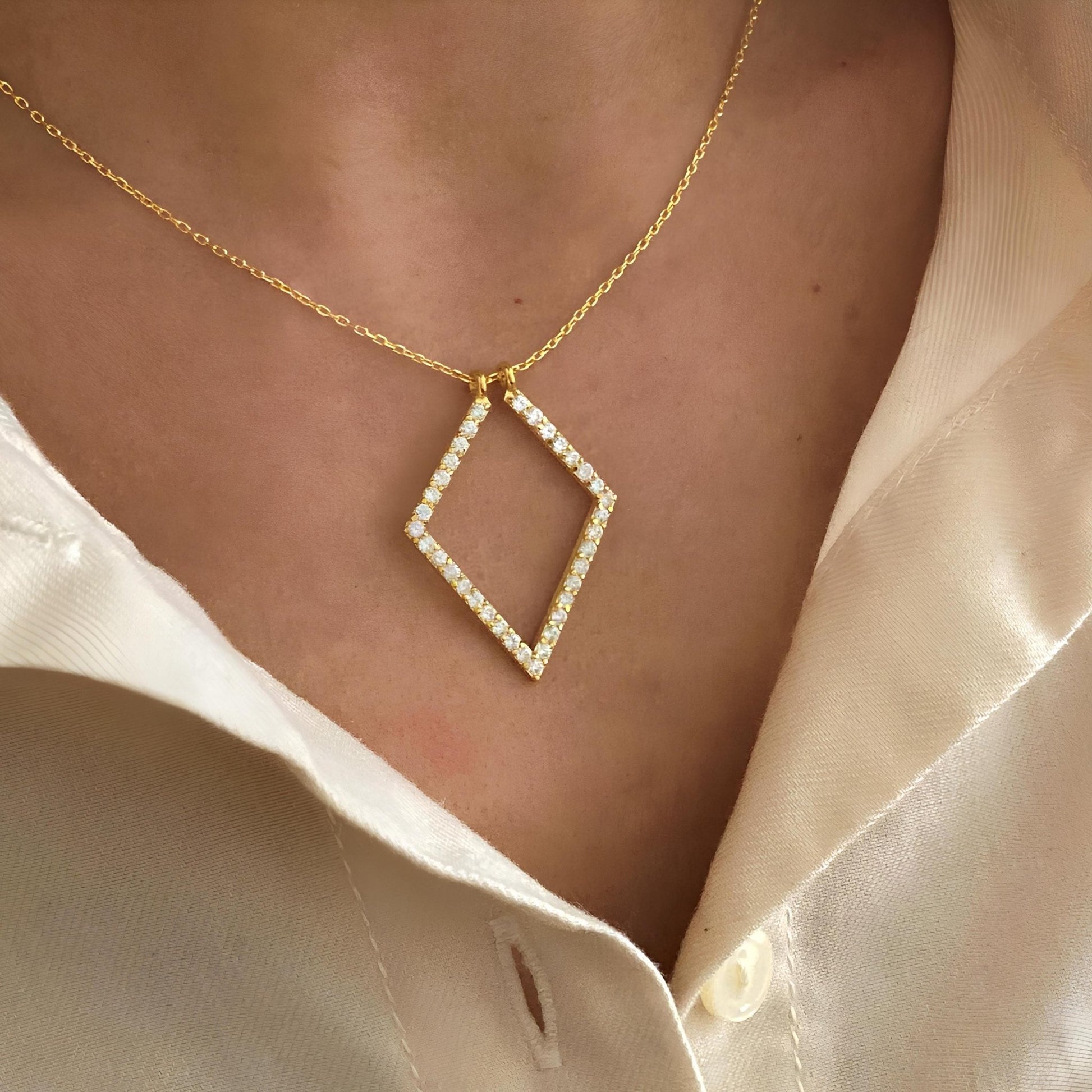 925 Ayar Gümüş ve Altın Kaplama: Pavé Elmas Şekilli Yüzük Tutucu Kolye - Lisen Aksesuar