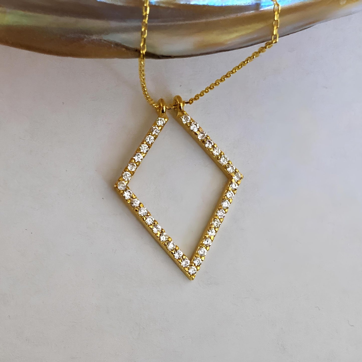 925 Ayar Gümüş ve Altın Kaplama: Pavé Elmas Şekilli Yüzük Tutucu Kolye - Lisen Aksesuar