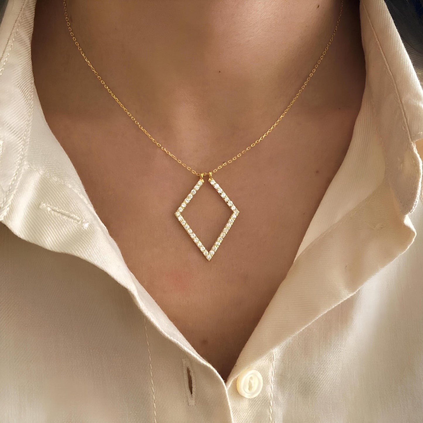 925 Ayar Gümüş ve Altın Kaplama: Pavé Elmas Şekilli Yüzük Tutucu Kolye - Lisen Aksesuar