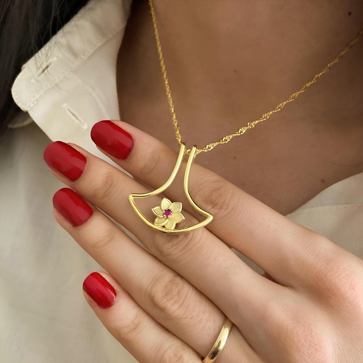 Altın Kaplama Çiçek Yüzük Tutucu Kolye: 925 Ayar Gümüş Doğum Taşlı Yüzük Taşıma Kolyesi - Lisen Aksesuar