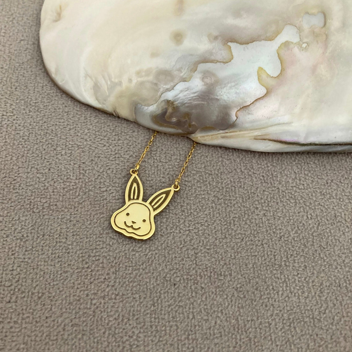 Altın Kaplama Tavşan Kolye: 925 Ayar Gümüş Minimalist Bunny Figürlü Takı - Lisen Aksesuar