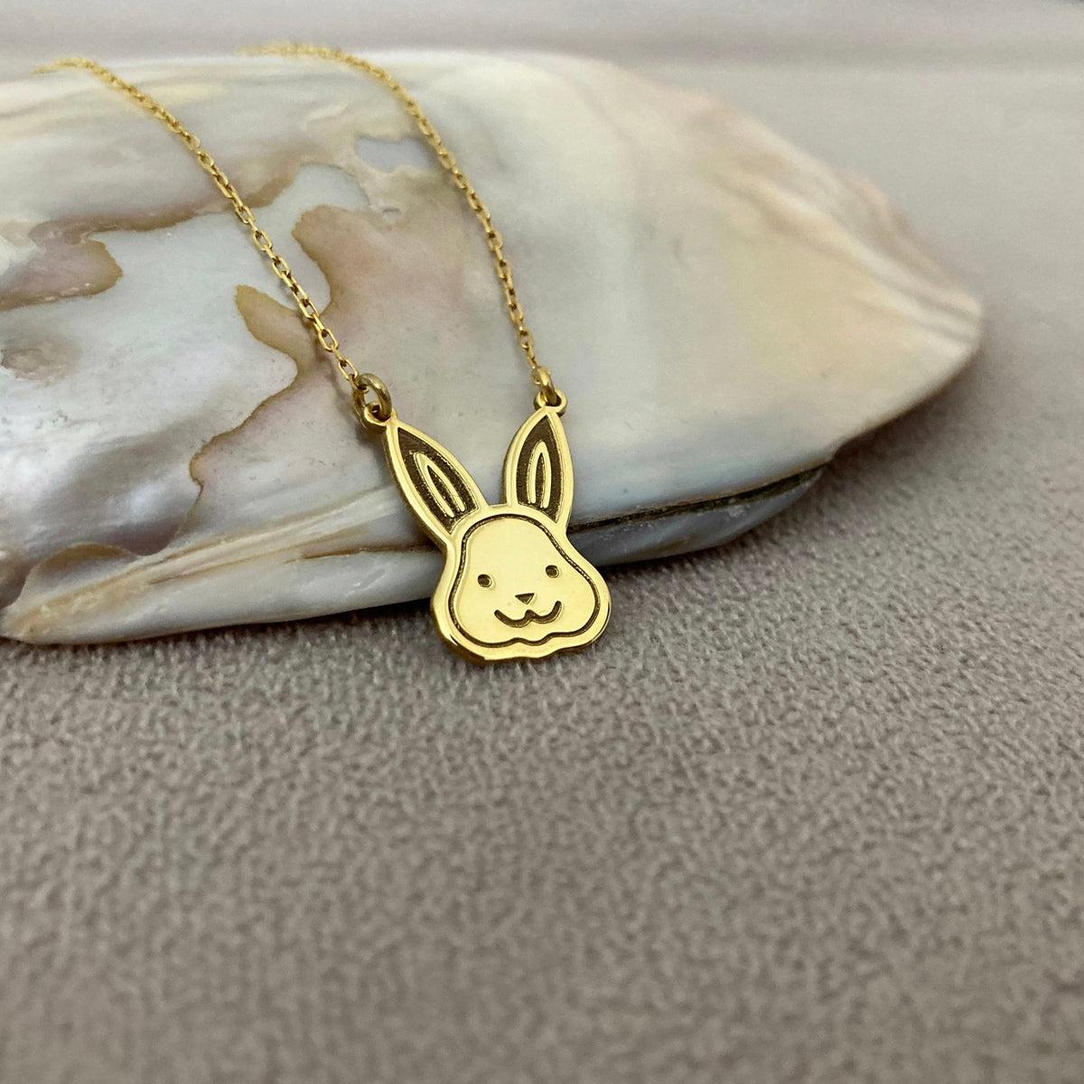 Altın Kaplama Tavşan Kolye: 925 Ayar Gümüş Minimalist Bunny Figürlü Takı - Lisen Aksesuar