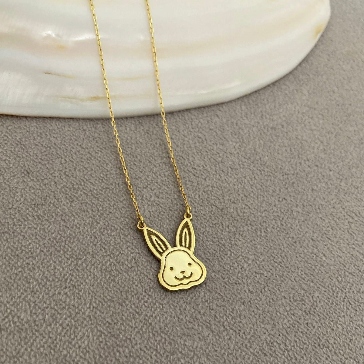 Altın Kaplama Tavşan Kolye: 925 Ayar Gümüş Minimalist Bunny Figürlü Takı - Lisen Aksesuar